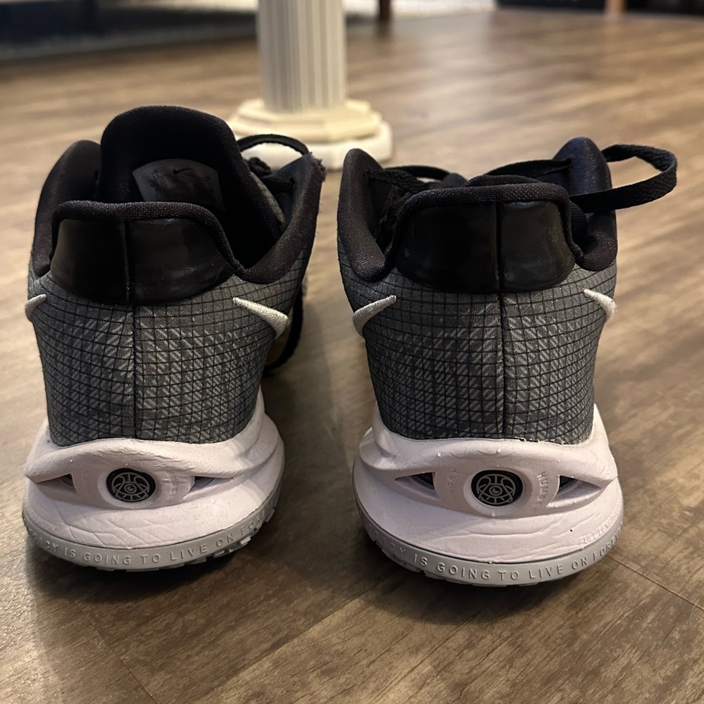 Nike Kyrie Low 5 Basketball Shoes - Picture 3 of 5